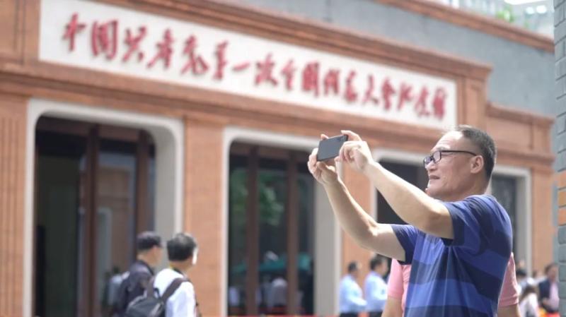 图8-2021年6月重新开馆前夕，被人群围绕的红色起点.jpg