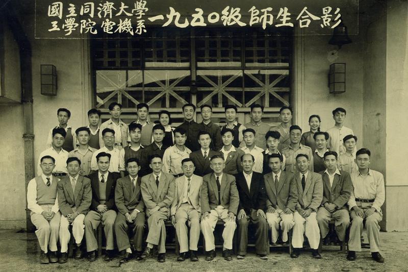 图5  调整至交通大学的同济大学工学院电机系1950级师生合影_副本.jpg