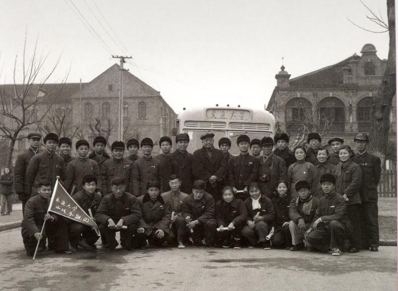 图5  1956年1月，学校组织了33人组成的“交通大学西北访问团”，参观西安新校舍、新环境，考察西北地区的文化教育和社会经济发展情况.jpg