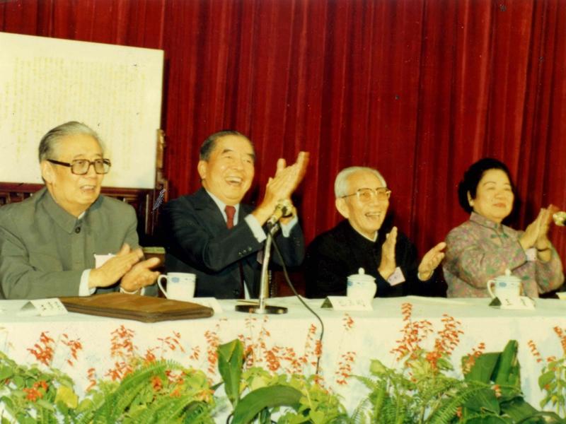 04  1985年10月27日，开云app官网入口下载苹果版
包兆龙图书馆落成典礼（左起：柴树藩、包玉刚、王震、包玉刚夫人黄秀英）_副本.jpg